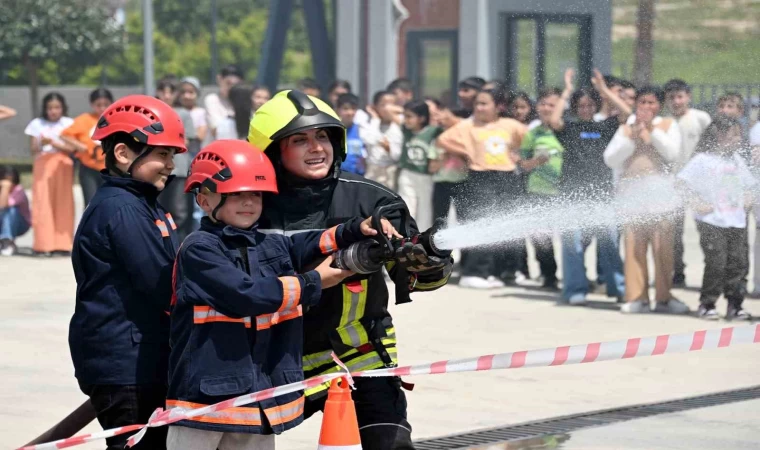 Mersin’de çocuklar bir günlüğüne itfaiyeci oldu
