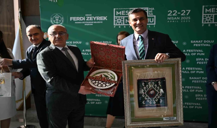 Mesir Festivali’nde hediyeler ve gönüller buluştu