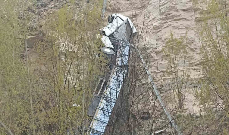 Metrelerce yükseklikten uçuruma düşen tırın sürücüsü kazayı hafif sıyrıklarla atlattı