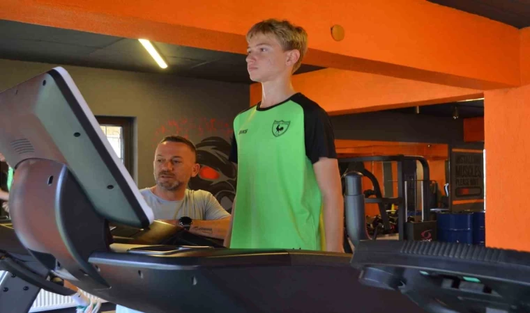 Milli Takıma seçilen Denizlisporlu Utku Berk Kuru, İzmir kampı öncesi güç depoluyor