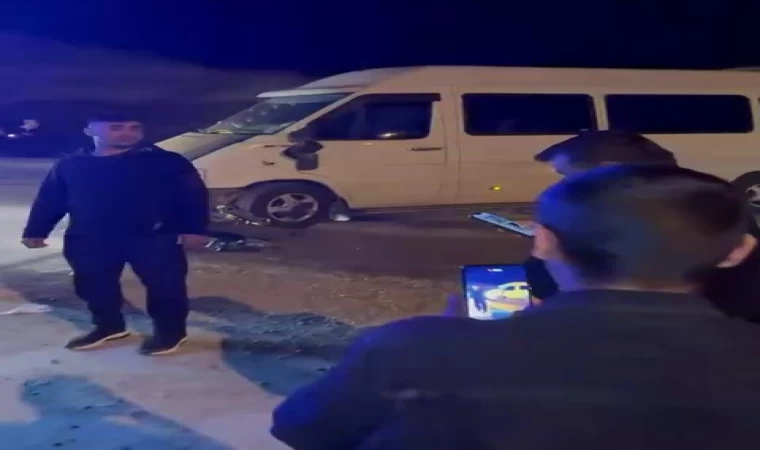 Minibüs ile motosiklet çarpıştı: 1 yaralı