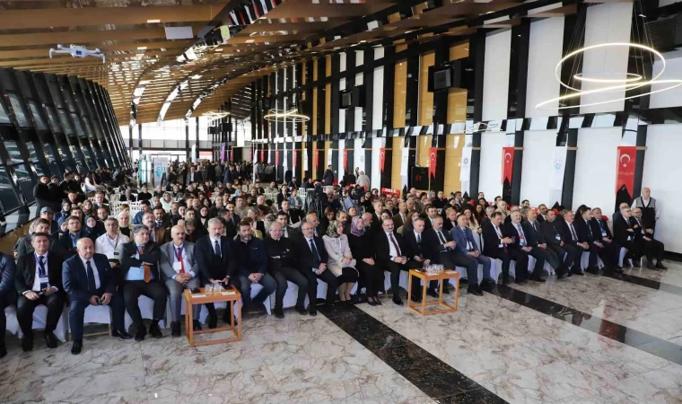 Moderatörlüğünü Rektör Hacımüftüoğlu’nun yaptığı ”Kariyer yolculuğu söyleşisi” düzenlendi