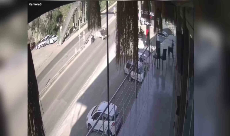 Motosikletin hafif ticari araca ok gibi saplandığı kaza kamerada