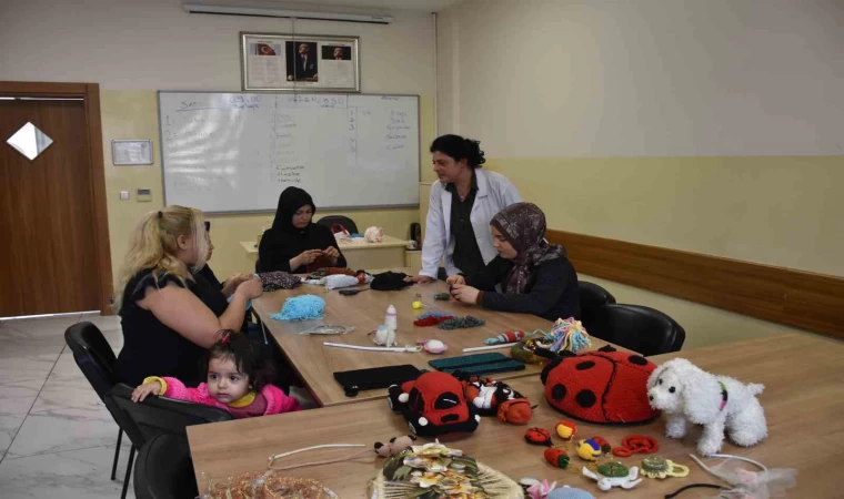 Naylon poşetler rengarenk çantalara dönüşüyor