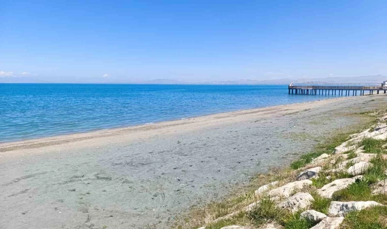 Nisan yağmurları yeterli olmadı: Van Gölü’nde çekilme sürüyor