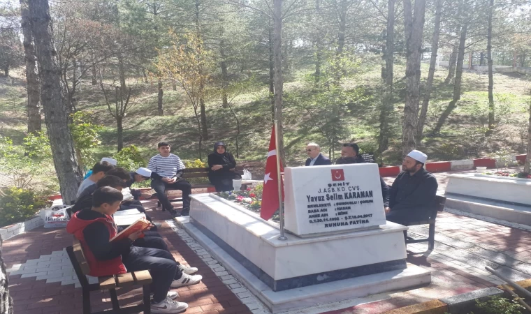 Öğrenciler helikopter kazasında şehit düşen Selim Karaman’ı dualarla andı