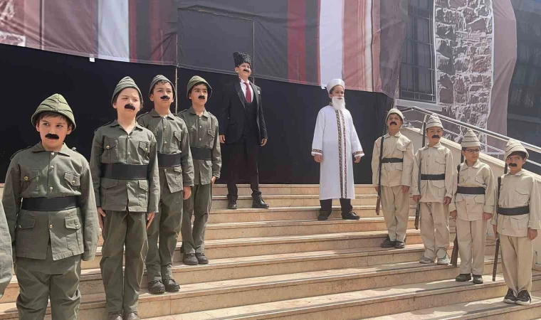 Öğrenciler Türkiye Büyük Millet Meclisinin açılışını canlandırdı