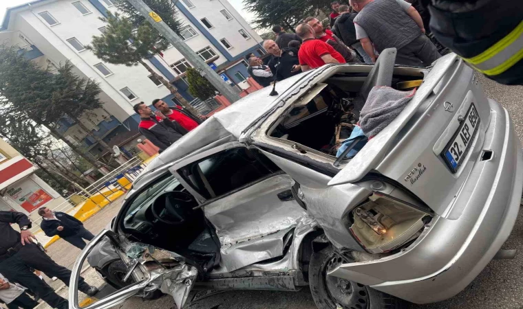 Otomobil, durakta yolcu alan otobüse arkadan çarptı: 1 ölü, 3 yaralı