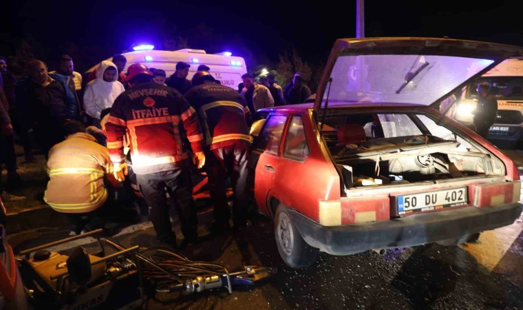 Otomobil kırmızı ışıkta bekleyen araca çarptı: 2 yaralı