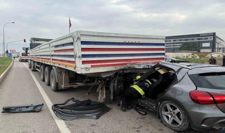 Otomobil tırın altına girdi