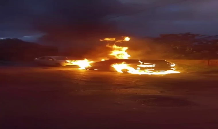 Pendik’te park halindeki otomobil alev topuna döndü