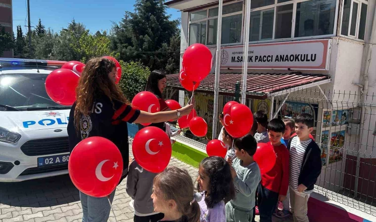 Polislerden minik kalplere 23 Nisan ziyareti