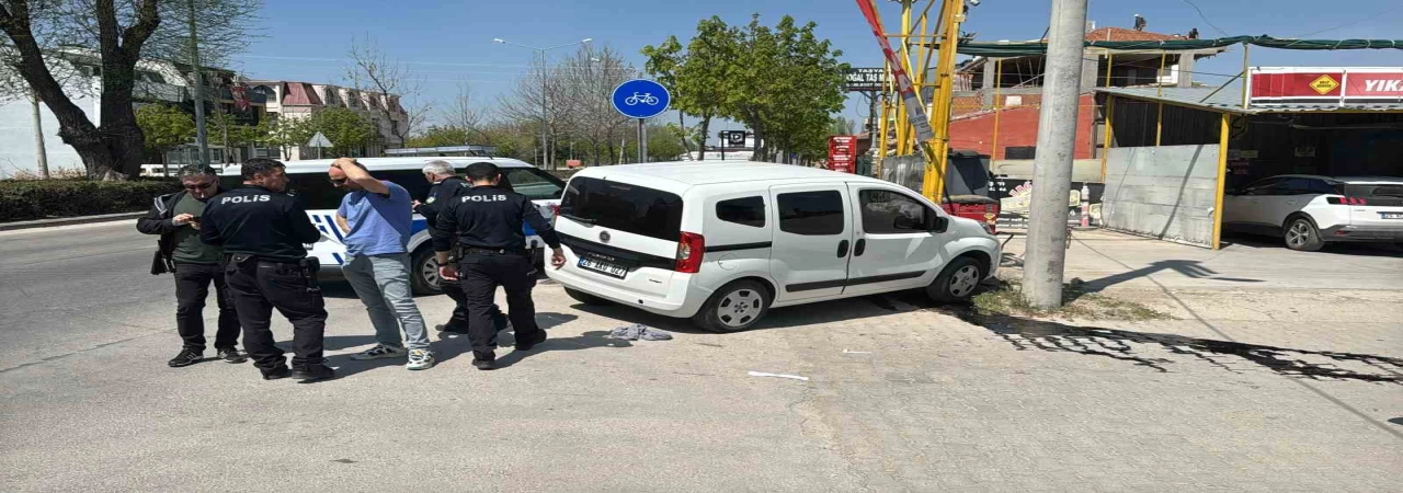 Polisten kaçan araç aydınlatma direğine çarptı