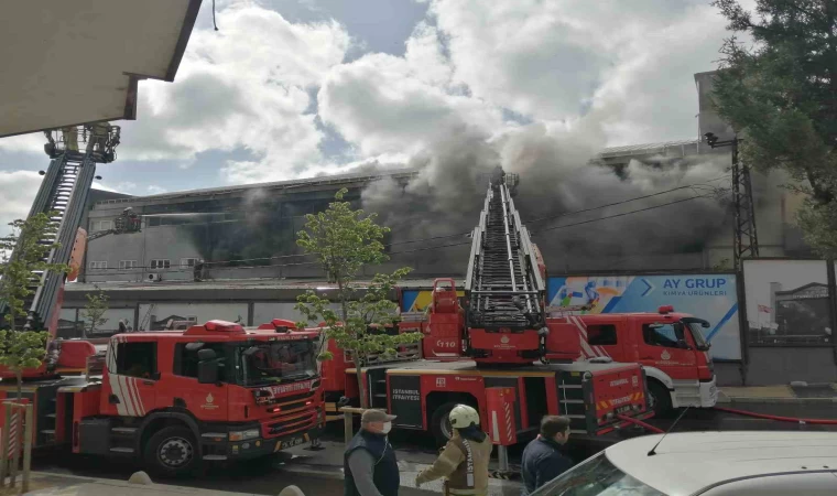 Sancaktepe’de iş merkezinde çıkan yangın kontrol altına alındı