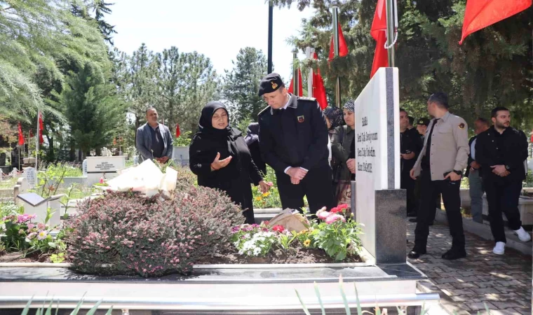 Şehit Uzman Jandarma Mustafa Uğurelli kabri başında dualarla anıldı