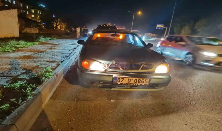 Şerit değiştirmeye çalışan motosiklet otomobile çarptı