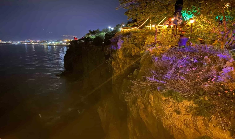 Sevgilisiyle tartışıp 25 metrelik falezlere çıktı, 2,5 saatte ikna edilebildi