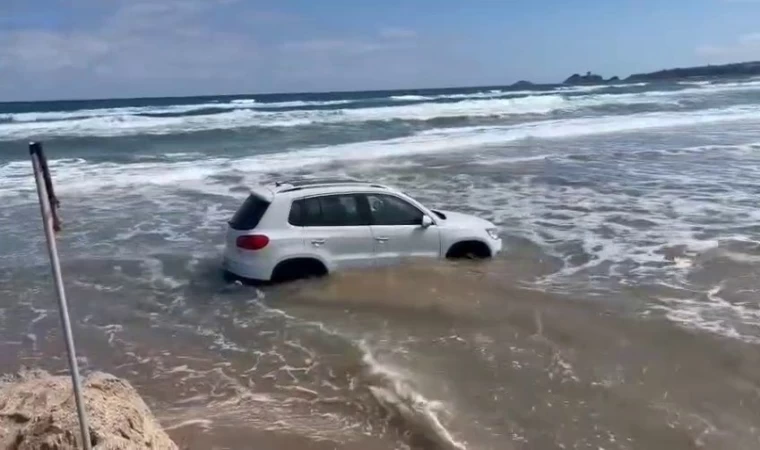 Şile sahilinde otomobil denize sürüklendi
