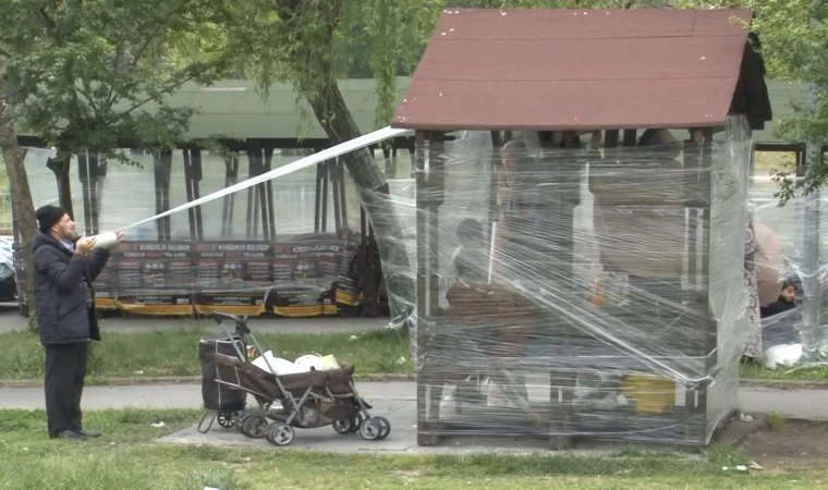 Soğuktan korunmak için bankların ve ağaçların etrafını streç ile kapladılar