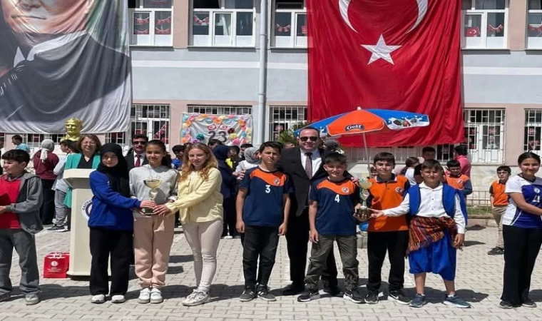Spor yarışmalarında dereceye giren okullara kupaları verildi
