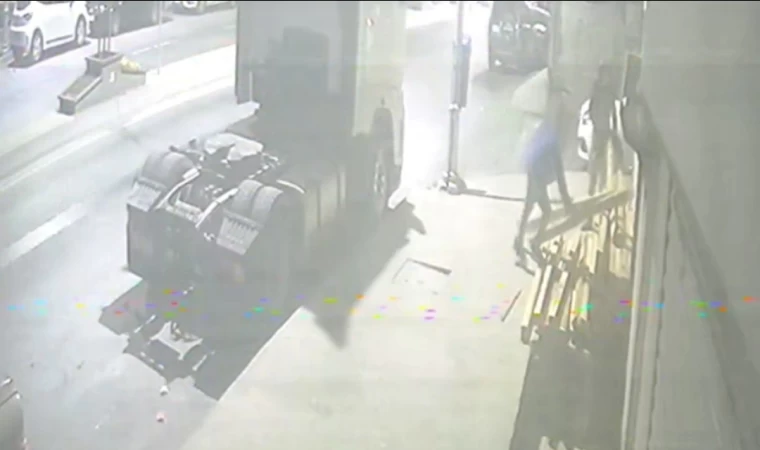 Sultangazi’de ayağına kereste düşürdü, hırsızlığa devam etti: O anlar kamerada