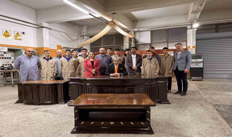 Süper Vali Yazıcıoğlu’nun makam masası, öğrenciler tarafından restore edildi