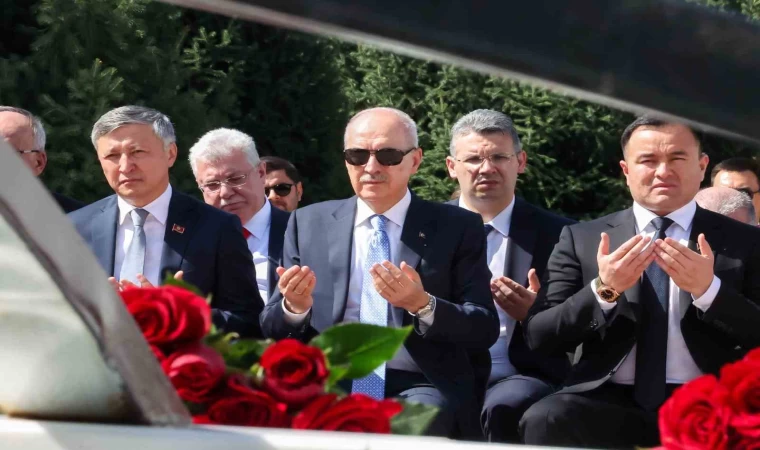 TBMM Başkanı Kurtulmuş, Ata-Beyit Ulusal Tarih ve Anıt Kompleksi’ni ziyaret etti