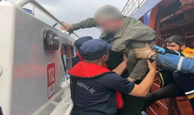 Ticari gemide rahatsızlanan vatandaşa tıbbi tahliye