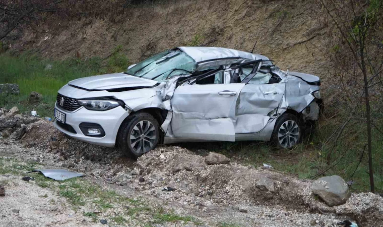 Tırın dorsesinin çarptığı otomobil şarampole savruldu: 4 yaralı