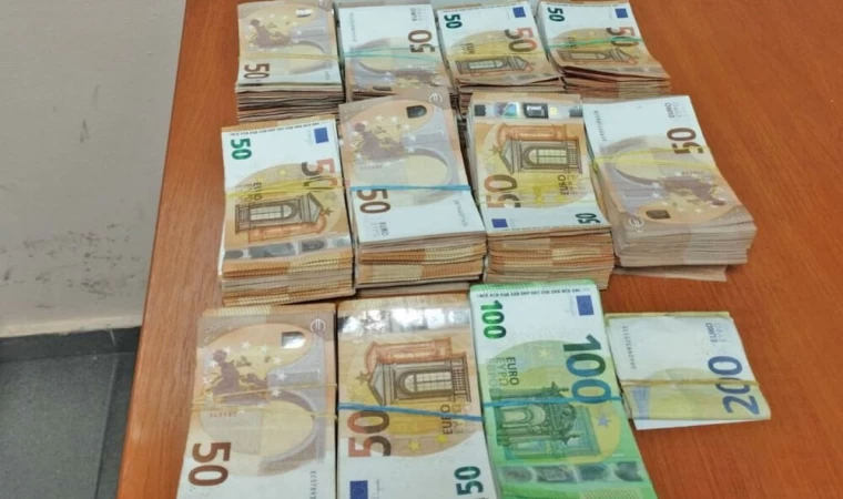 Tırın hava filtresi içine gizlenen 102 bin Euro ile yakalandı
