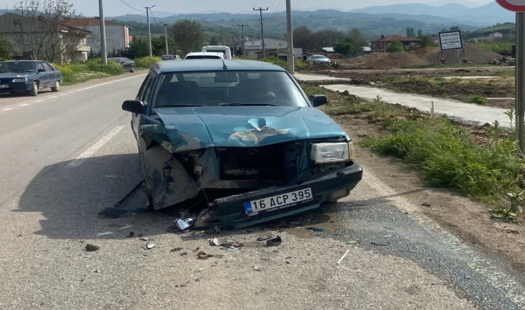 Traktör ile otomobil çarpıştı: 1’i çocuk, 3 yaralı