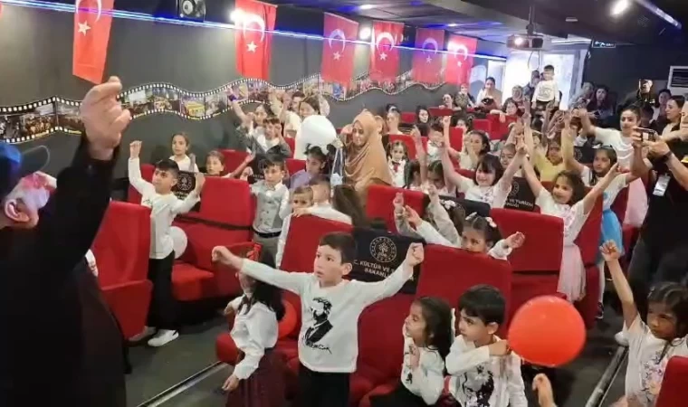 Tunceli’de öğrenciler Gezen Sinema ile doyasıya eğlendi