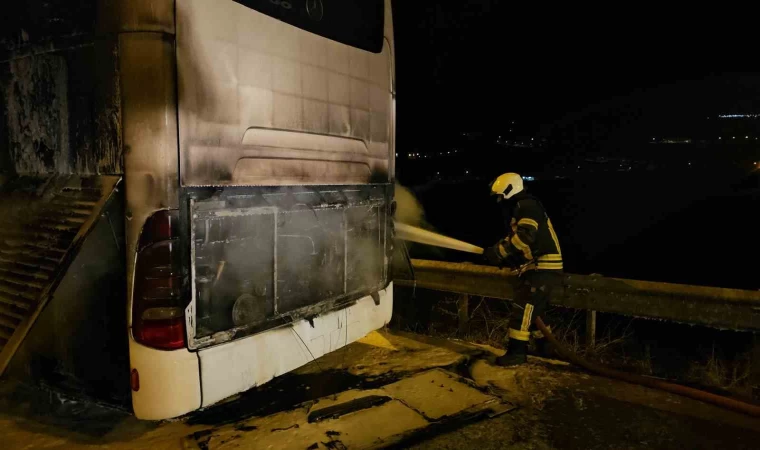 Turistleri taşıyan otobüs yandı, faciadan dönüldü