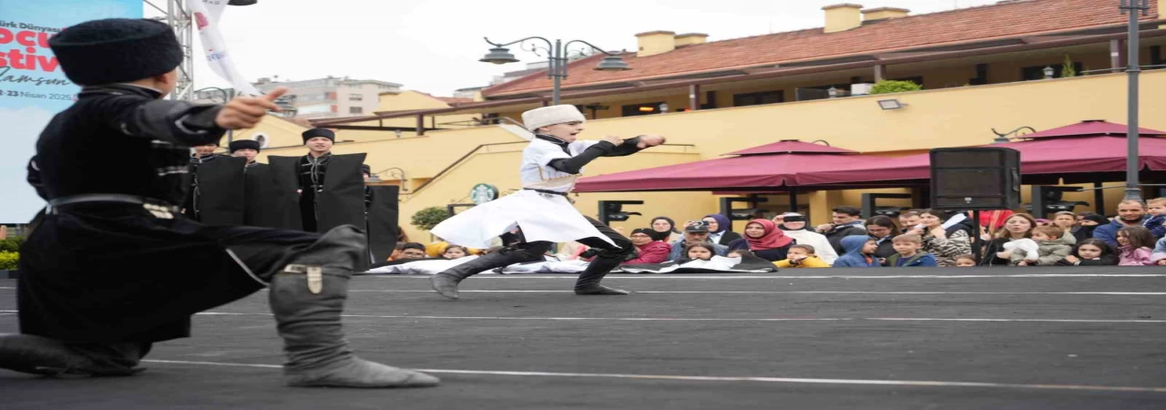 Türk dünyası çocuklarından coşkulu halk oyunu gösterisi