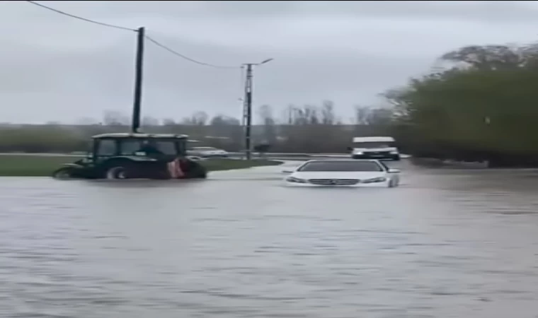 Tutak’ta yağmur köy yolunu göle çevirdi