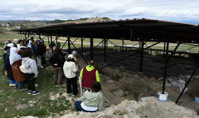 Üniversite öğrencileri kamp yaparak doğal güzellikleri gördü, sahilde çöp topladı