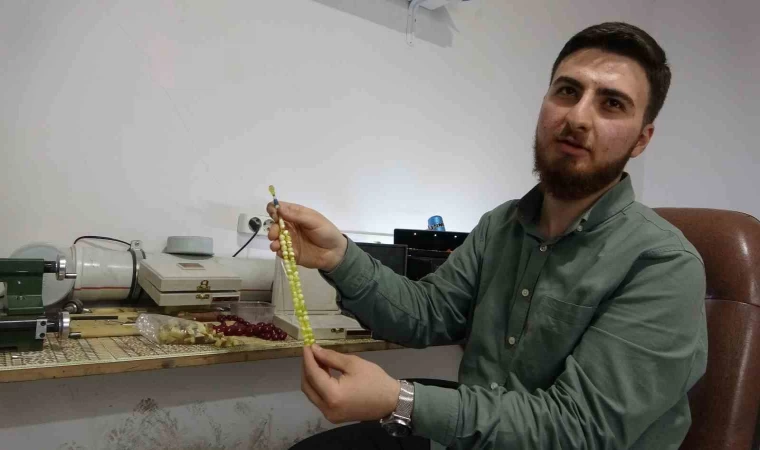 Usta ellerin ürettiği ”tespihler” 10 ila 15 bin TL arasında alıcı bulabiliyor