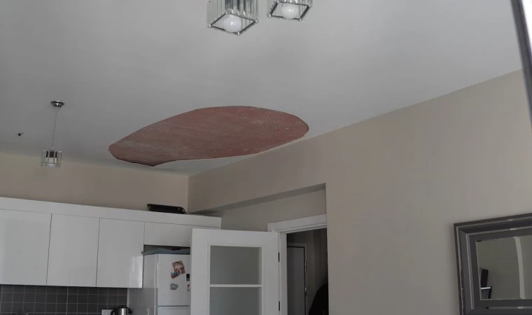 Ütü yapan kadının başına bir anda tavan düştü