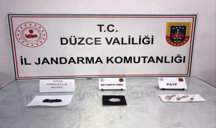 Uyuşturucuyu elleriyle jandarmaya teslim etti