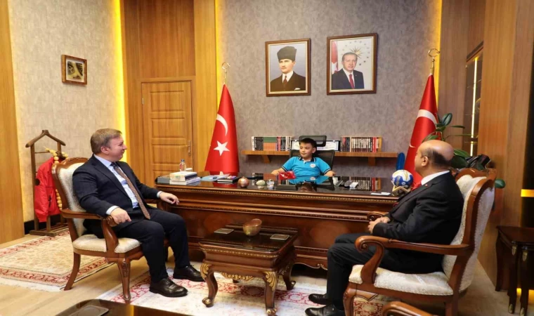 Vali Aydoğdu 23 Nisan’da makam koltuğunu çocuklara devretti