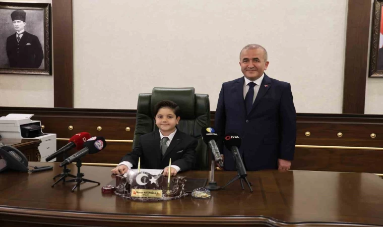 Vali koltuğuna oturan minik Mustafa’nın ilk talimatı emniyet müdürüne oldu
