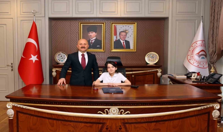 Vali Varol, koltuğu Defne Lara’ya devretti