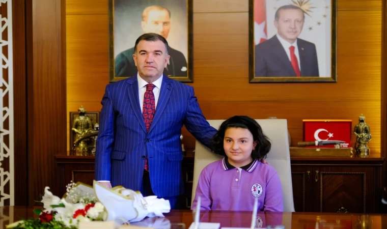 Valinin makam koltuğuna temsili 6. sınıf öğrencisi oturdu