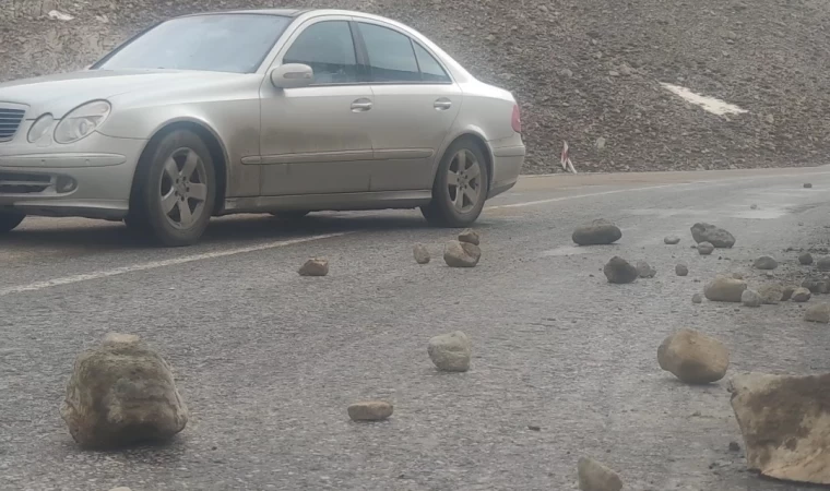 Van’da kara yoluna düşen taşlar tehlike oluşturuyor