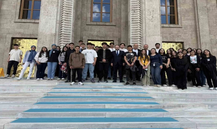 Vekil Koç, Ardahan’dan gelen öğrencilerle TBMM’de buluştu