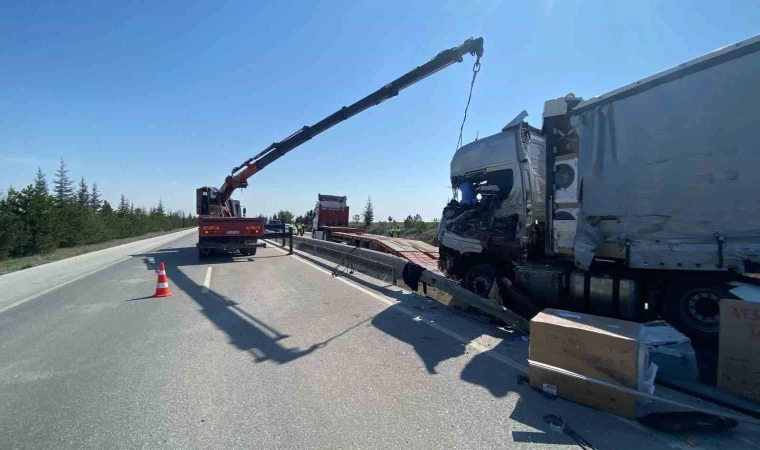 Vestel’in beyaz eşya yüklü tırı devrildi: 2 yaralı