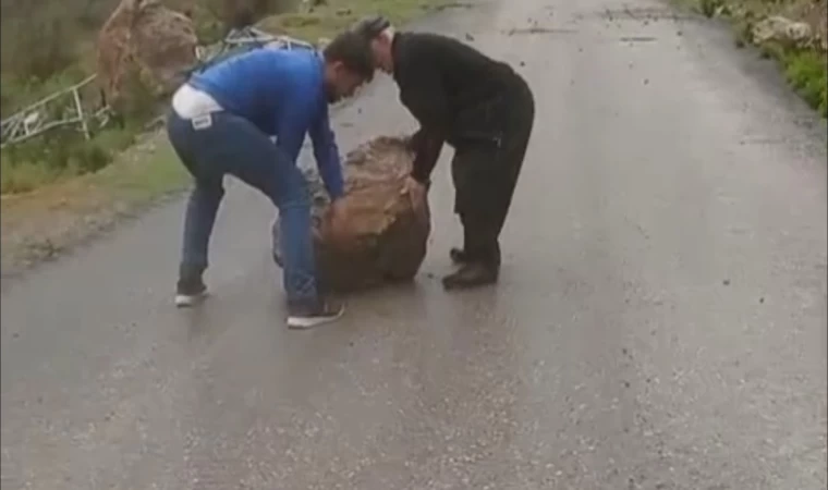 Yağmur sonrası yola kayalar düştü