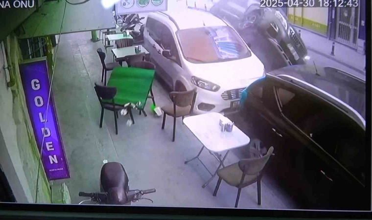 Yalova’da park halindeki araçlara çarpan cip yan yattı