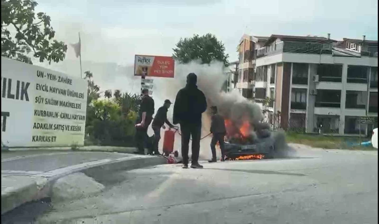 Yalova’da seyir halindeki otomobil alevlere teslim oldu
