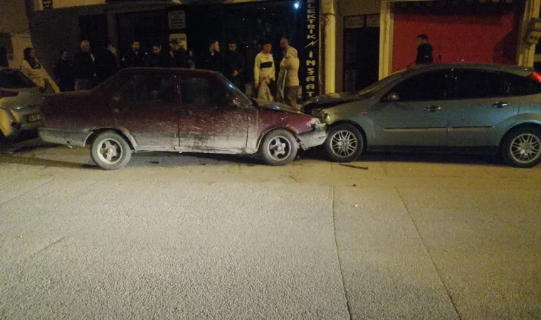 Yalvaç’ta Fiat Tofaş park halindeki 2 araca çarptı